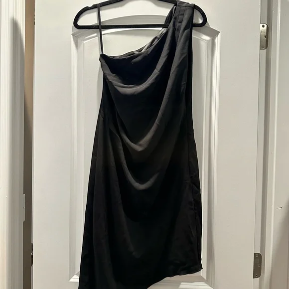 Elegant Black One-Shoulder Dress - Picture 2 of 3